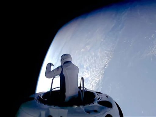 La cápsula de SpaceX regresa a la Tierra tras histórica caminata espacial