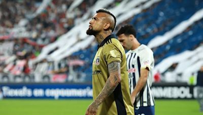 Aníbal Mosa tuvo que frenarlo: el momento de furia de Arturo Vidal con un hincha en Lima - La Tercera