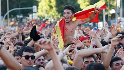 Recorrido de la Selección española en su llegada a Madrid tras ganar la Eurocopa: ruta, horarios, actuaciones y una polémica parada principal