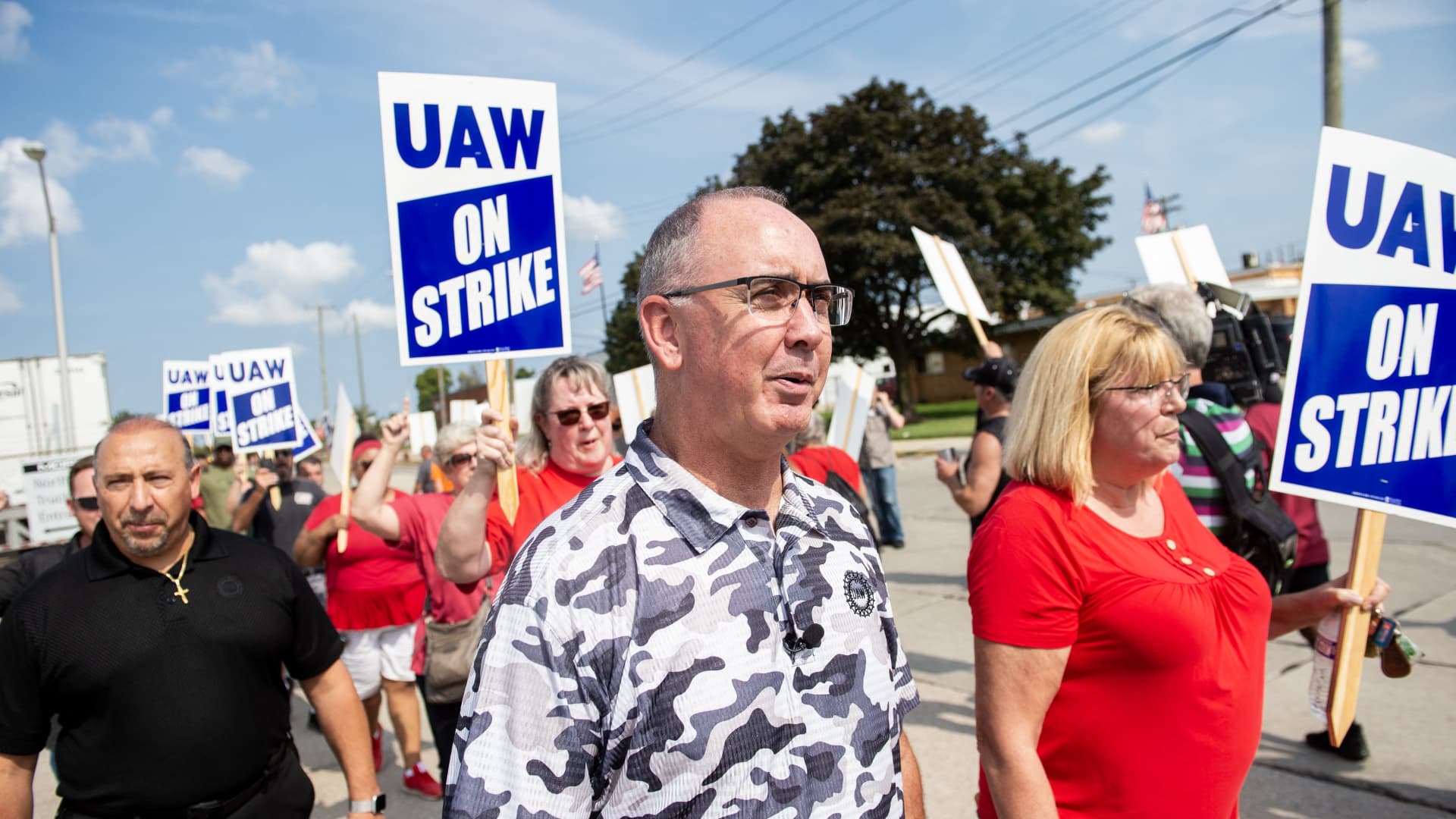 UAW warns of potential strikes at Ford, Stellantis a year after unprecedented work stoppages