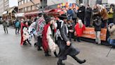 Desde un «ataúd» por el hospital hasta bailarines de todos colores, así fue el desfile en Bariloche