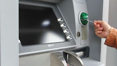 1960年代ATM裡有真人？全球首台57年前問世 全因他遲到1分鐘發明