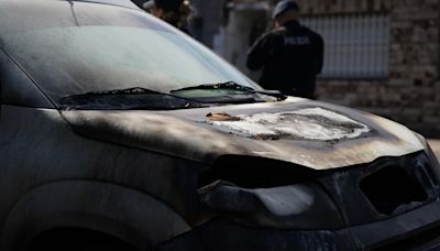 Más incendios de autos en Rosario: quemaron cuatro en la misma vereda de una comisaria