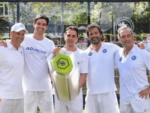 El Team AD/vantage de Andy Murray recibe el trofeo de la Hexagon Cup