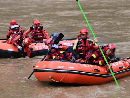 Vice-Premier emphasizes rescue efforts after bridge collapses in Shaanxi