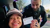 Mujer se escapa de multa de tráfico tras mostrar su “tarjeta de privilegio blanco” a policía de Alaska