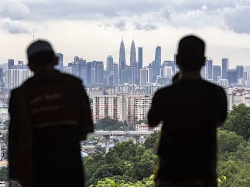 Malaysia to Raise Government Salaries by a Record, PM Says