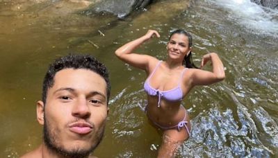 Ex-atriz mirim, irmã caçula de Bruna Marquezine surge com namorado na cachoeira