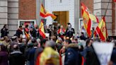 Manifestantes a favor y en contra de Sánchez se concentran en la sede de Ferraz en una jornada sin incidentes