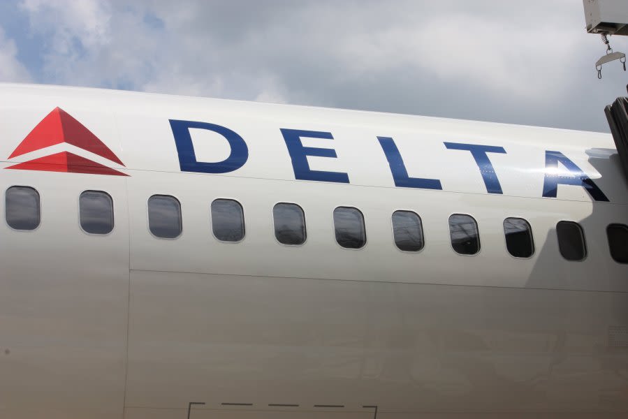 Delta flight bound for Atlanta diverted to St. Louis, reportedly after rapid descent