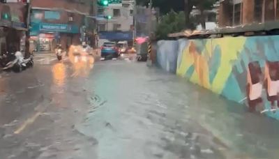 快訊／午後大雷雨強襲 中和華新街「積水成河」畫面曝光