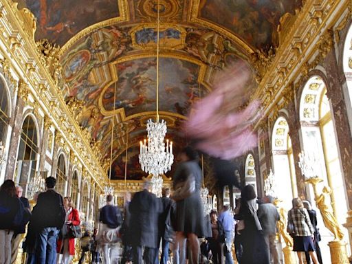 Vídeo: Detenidos dos activistas por arrojar polvos naranjas en el Palacio de Versailles