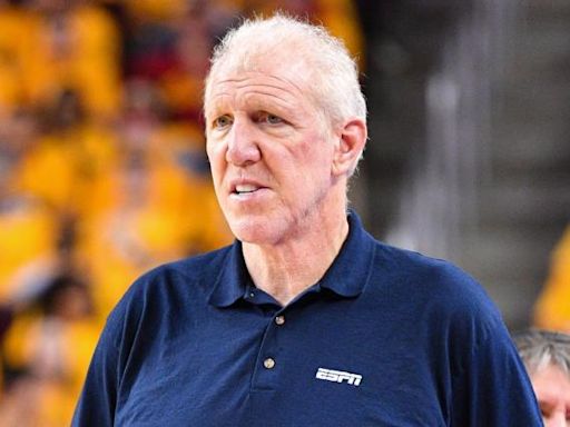 Bill Walton dies at 71: NBA world mourns loss of Hall of Famer, broadcaster after battle with cancer | Sporting News Canada