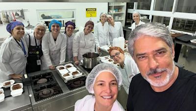 William Bonner faz selfies com cozinheiros de abrigo no Rio Grande do Sul durante cobertura do JN