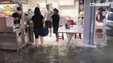 大雷雨狂炸雲林北港 居民涉水買晚餐