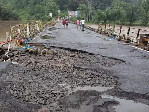 Thane: Ulhas river floods Kalyan's Ryta bridge, traffic diverted | Thane News - Times of India