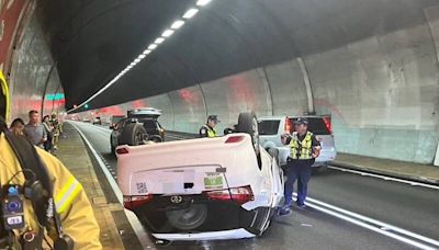 雪隧2車追撞轎車四輪朝天駕駛傷 北向車道一度大塞車