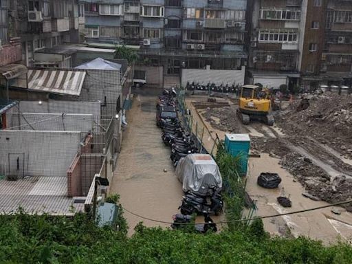 雨彈狂炸北市! 吳興街住戶控工地積水淹進民宅