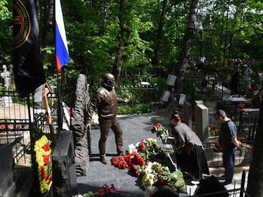 Guerre en Ukraine : Une statue de Prigojine, ancien chef du groupe Wagner, dévoilée sur sa tombe à Saint-Pétersbourg