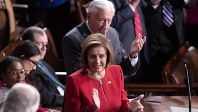 Nancy Pelosi sugiere que Biden debería repensar su candidatura a la reelección