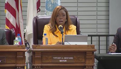 'Put cuffs on you': Dolton meeting with Mayor Tiffany Henyard, Lori Lightfoot turns to chaos