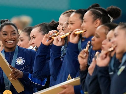 Video: Simone Biles leads Team USA to gold with stunning floor routine