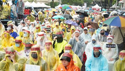 528全台青鳥行動！2千人冒雨立院外聚集 反藍白國會黑箱