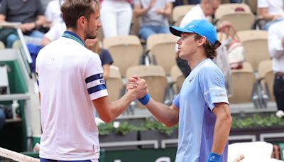 ¡Sorpresa en Roland Garros! De Miñaur barrió a Medvedev y rompió una increíble marca de 20 años