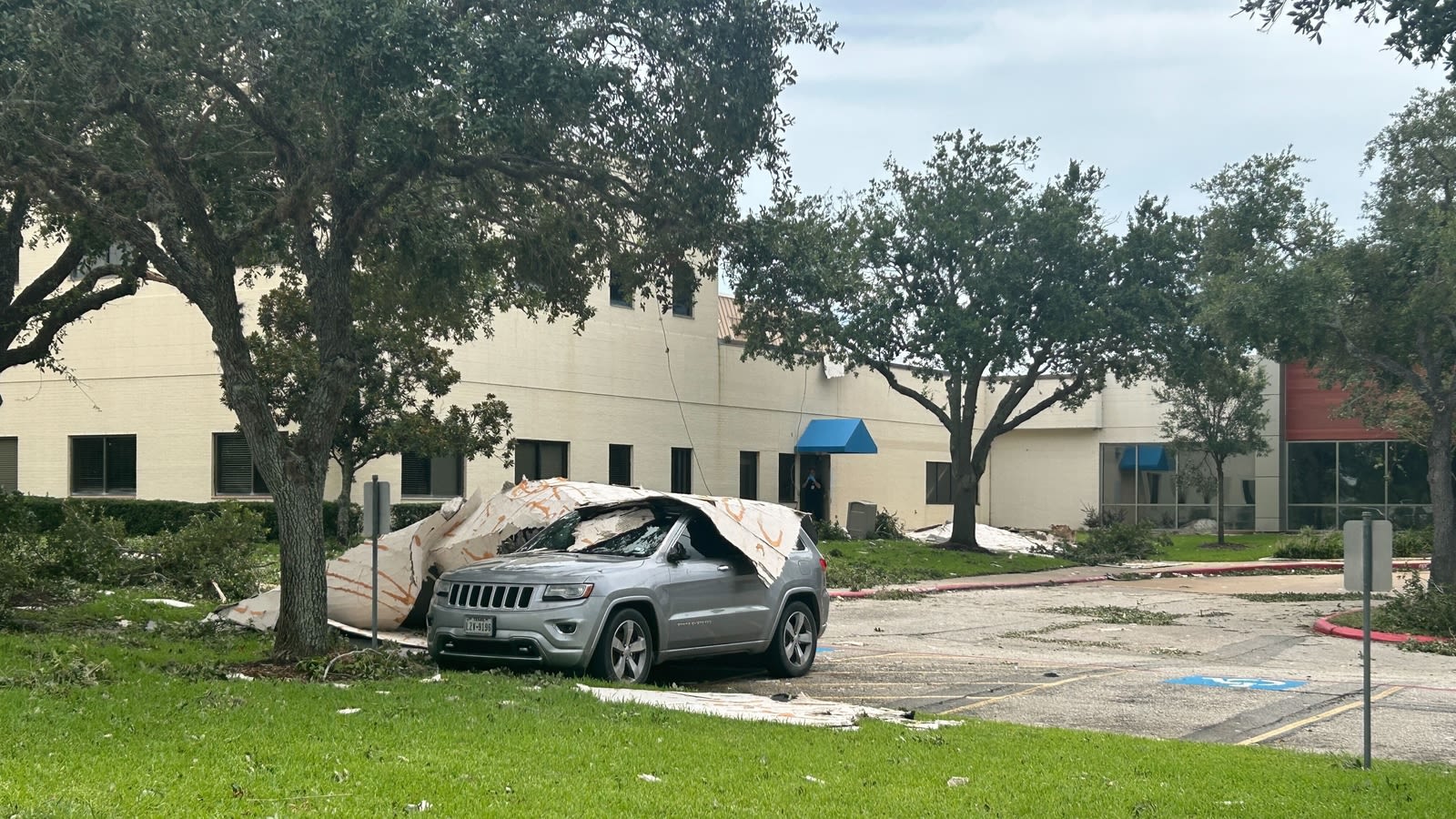 St. Luke's Hospital evacuated after Beryl causes flooding and roof damage, Lt. Gov.'s Office says