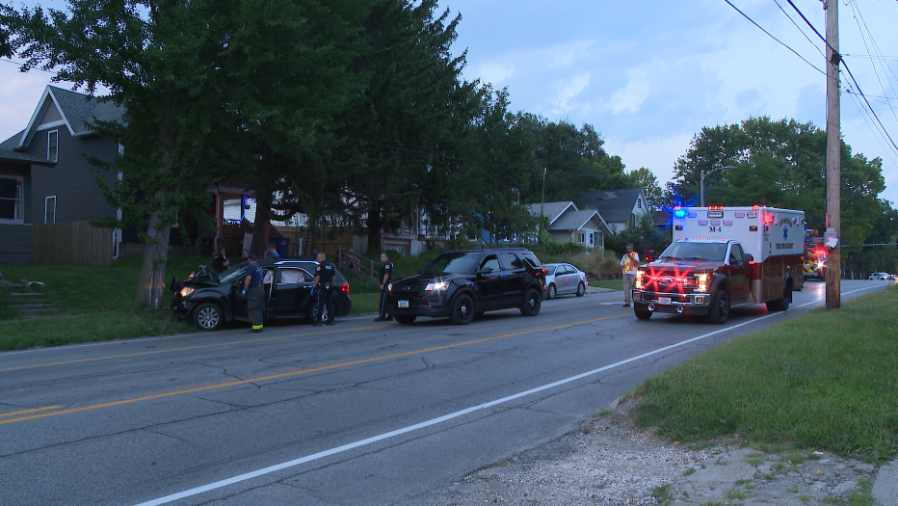 DMPD investigating crash with injury in Oak Park Neighborhood