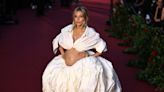 Sienna Miller se rebela ante las críticas por estar embarazada a los 41 años y tener una pareja más joven