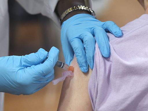 New COVID-19 and flu shots are here. Can you get them together? Here's what experts say