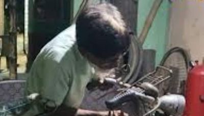 West Bengal Bicycle Mechanic Turns Local Celebrity With Singing And Writing Talents - News18