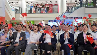 「愛國主義教育工作小組」成員與市民同為參加巴黎奧運的國家隊健兒打氣（附圖）