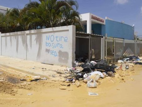 Denuncian charcos y basura en calles de barrio Nueva Jerusalén