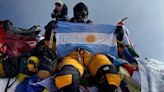 El argentino más “viejo” en llegar a la cima del Everest: la promesa a los hijos y el recuerdo de su amigo