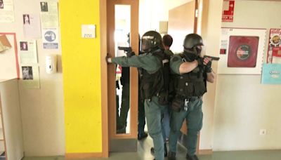Un helicóptero y guardias civiles armados entran en un colegio de Zamora simulando un ataque terrorista