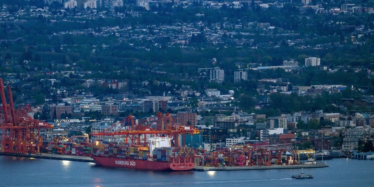 Canada Swings to Goods-Trade Deficit as Exports Drop