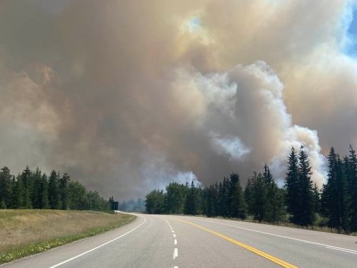 Jasper wildfire evacuees forced to take long roundabout route back to safety in Alberta | Globalnews.ca