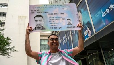 Un activista transexual de Hong Kong obtiene un nuevo documento de identidad masculino tras años de batalla legal