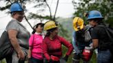 Mujeres mineras de Colombia, a la caza de la codiciada esmeralda que les saque de una vida precaria