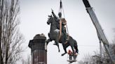 Desmantelan monumento a militar soviético en Kiev