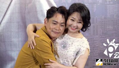 黃鐙輝「打包show girl」順路載 老婆萁萁怒瞪：有鬼！