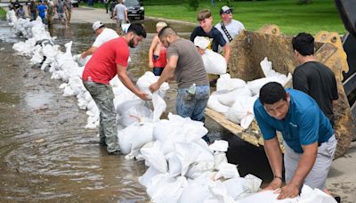 "Inundaciones catastróficas" en el Alto Medio Oeste causan evacuaciones mientras una ola de calor que bate récords sacude el Oeste y el Atlántico Medio