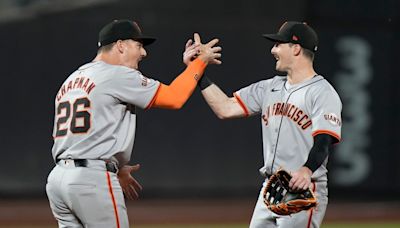 Giants overcome 3rd straight 4-run deficit on the road, hold off reeling Mets 8-7
