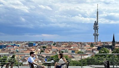 捷克慢旅行走進當地人生活區，爬上景觀咖啡廳登高眺望布拉格城市風光～