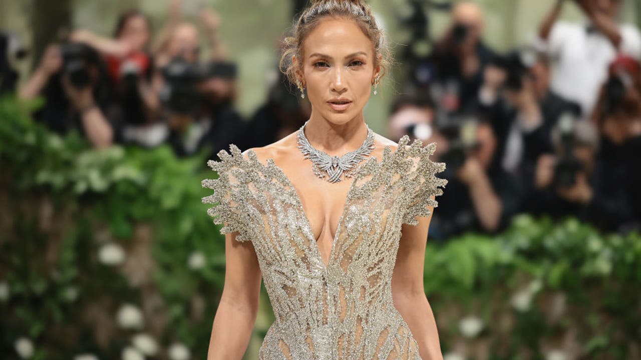 Eiza González defends Jennifer Lopez amid criticism over canceled tour