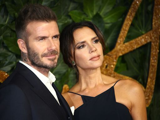 Victoria y David Beckham celebran 25 años de casados posando con sus atuendos de boda - El Diario NY