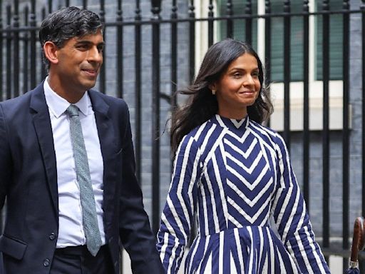 Watch: Downing Street Staff Give Rishi Sunak, Akshata Murty Farewell - News18