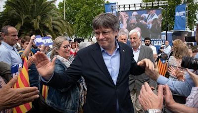 Mossos fuera de servicio protegen a Puigdemont en la campaña en Francia